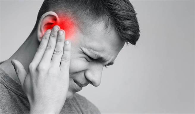 部分感染新冠肺炎患者會出現聽力受損的問題，已有研究證實兩者之間的關聯。 (示意圖/Shutterstock)