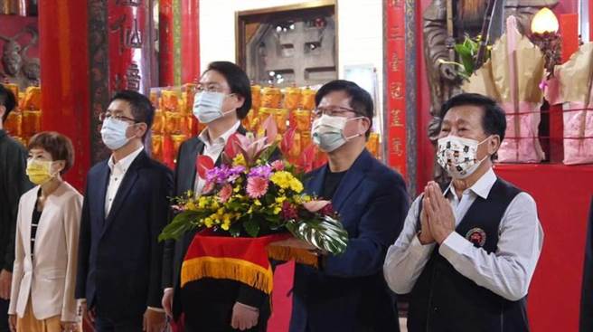 前交通部长林佳龙、基隆市长林右昌和立委蔡适应30日到基隆天显宫参拜。（摘自蔡适应脸书）