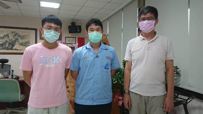 国立台东高中方昱仁（左）、方铭珑（中）参加第20届高中地理奥林匹亚专题组竞赛获铜牌，指导老师张增盈（右）希望透过竞赛，让学生关心在地议题。（蔡旻妤摄）