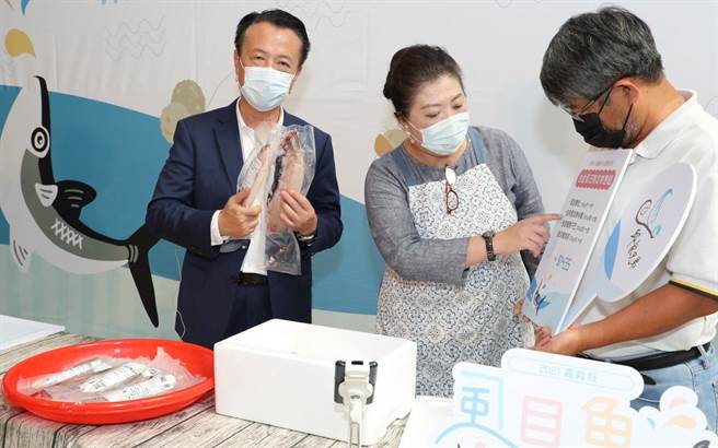 嘉义县长翁章梁（左）揪民眾线上採购虱目鱼参加抽奖。（廖素慧摄）