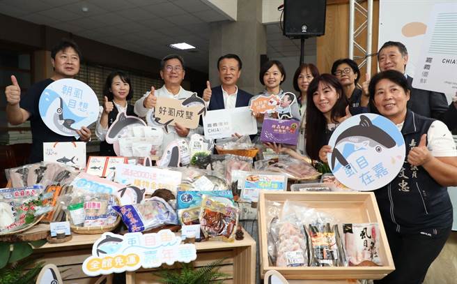嘉义县举办虱目鱼嘉年华线上购物，县长翁章梁（左四）偕立委陈明文（左三）行销。（廖素慧摄）
