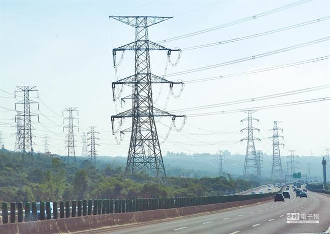 这是传统的电塔送电网路，由于电缆很沉重，电塔之间的相隔距离又遥远，因此电缆无法包裹绝缘层，也就容引起触电与其他意外事故。(图/中时电子报资料照)