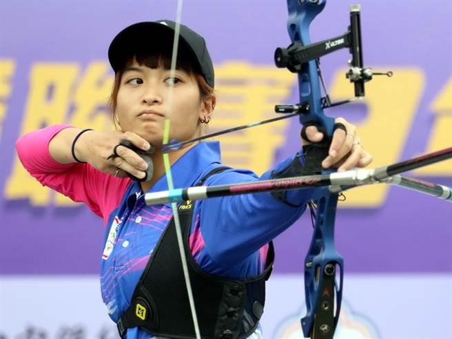 蘇思敏逆轉擊敗東奧國手林佳恩當上箭林之后。(中華企業射箭聯賽提供)