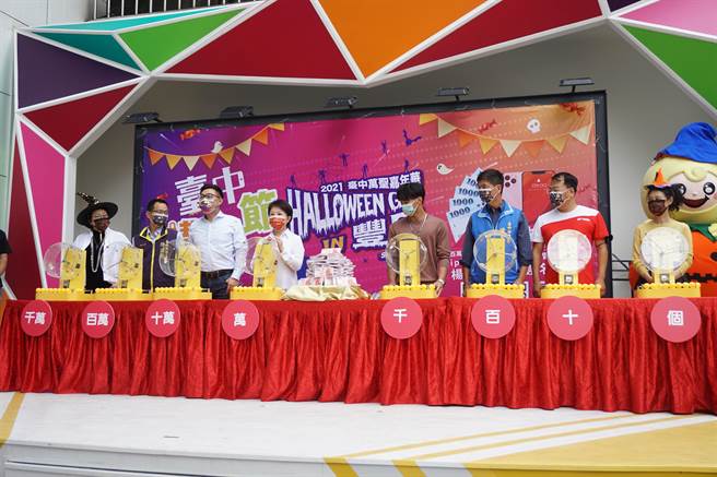 2021台中购物节举办第一波百万现金抽奖活动，台中市长卢秀燕等人摇出幸运序号。（王文吉摄）