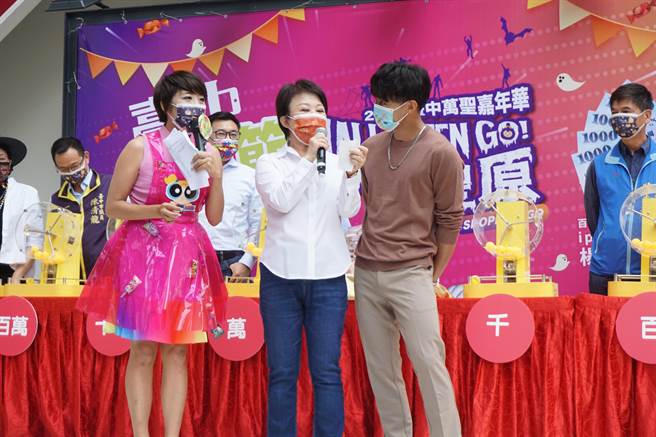 台中市长卢秀燕（中）、柔道男神杨勇纬（右）致电恭贺百万现金得主。（王文吉摄）