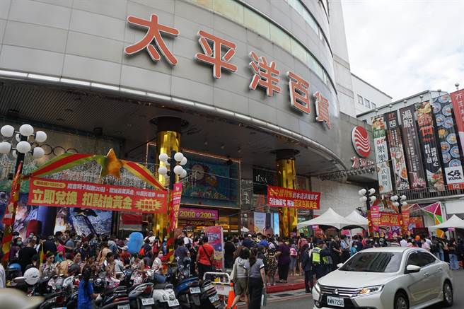 丰原庙东復兴商圈举办万圣嘉年华活动，现场人潮满满，推升太平洋百货营业额成长5成。（王文吉摄）