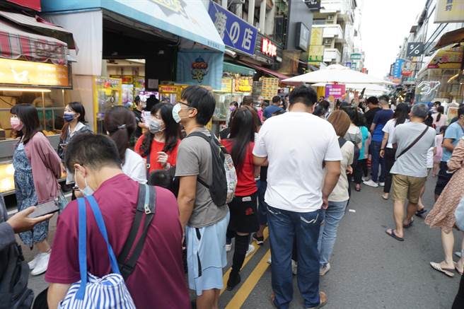 万圣惊奇市集邀请丰原好康联盟、蔷薇派、老东家首奖滷味等摆摊，买气热络。（王文吉摄）