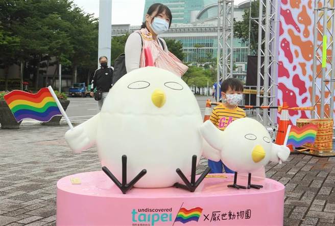 同志大游行今年因COVID-19影响首度改为线上，在台北市政府前南广场等地方设置打卡墙，让民眾拍照、留言。（张铠乙摄）
