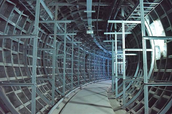 新的电力输送採用地下隧道，电缆沿着管壁架设，可以包覆绝缘层，相当安全。此为大安超高压变电所下方的电力输送隧道。(图/台电月刊)
