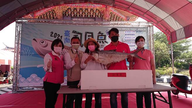 虱目鱼文化季选出施宏宜饲养的21.1斤的虱目鱼为「虱霸王」，由王姓建筑业女商人（白衣者）以3万元拍卖得标。（程炳璋摄）