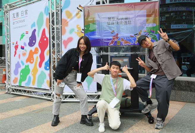 同志大游行主办单位，在捷运忠孝復兴站2号出口等地方设置打卡墙，让民眾拍照、留言。（张铠乙摄）