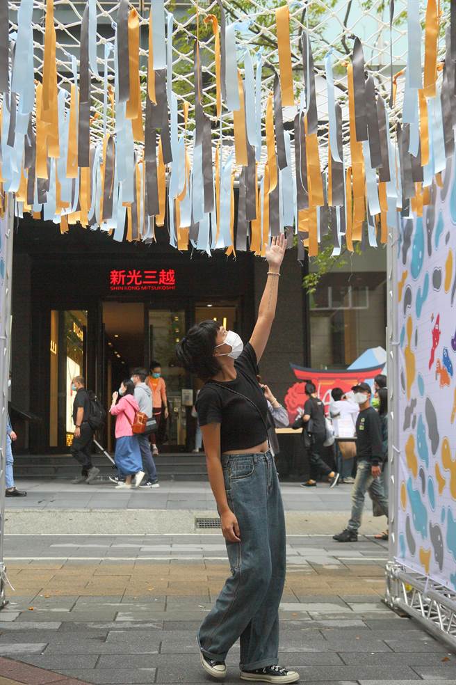 同志大游行主办单位举办实体活动，在台北新光三越A4前广场等地方设置打卡墙，让民眾拍照、留言。（张铠乙摄）