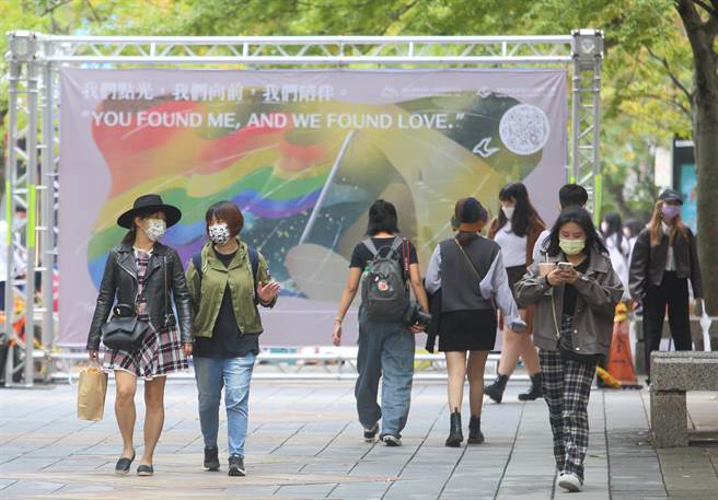 同志大游行今年因COVID-19影响首度改为线上，主办单位并举办实体活动，在台北新光三越A4前广场等地方设置打卡墙，让民眾拍照、留言。（张铠乙摄）