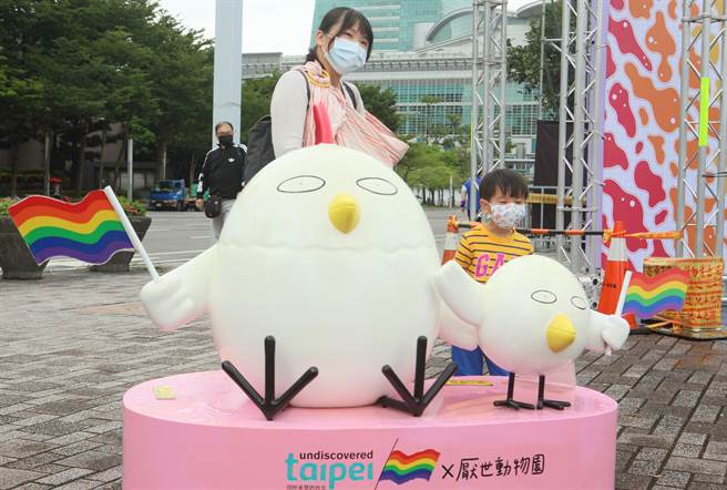 同志大游行今年因COVID-19影响首度改为线上，在台北市政府前南广场等地方设置打卡墙，让民眾拍照、留言。（张铠乙摄）