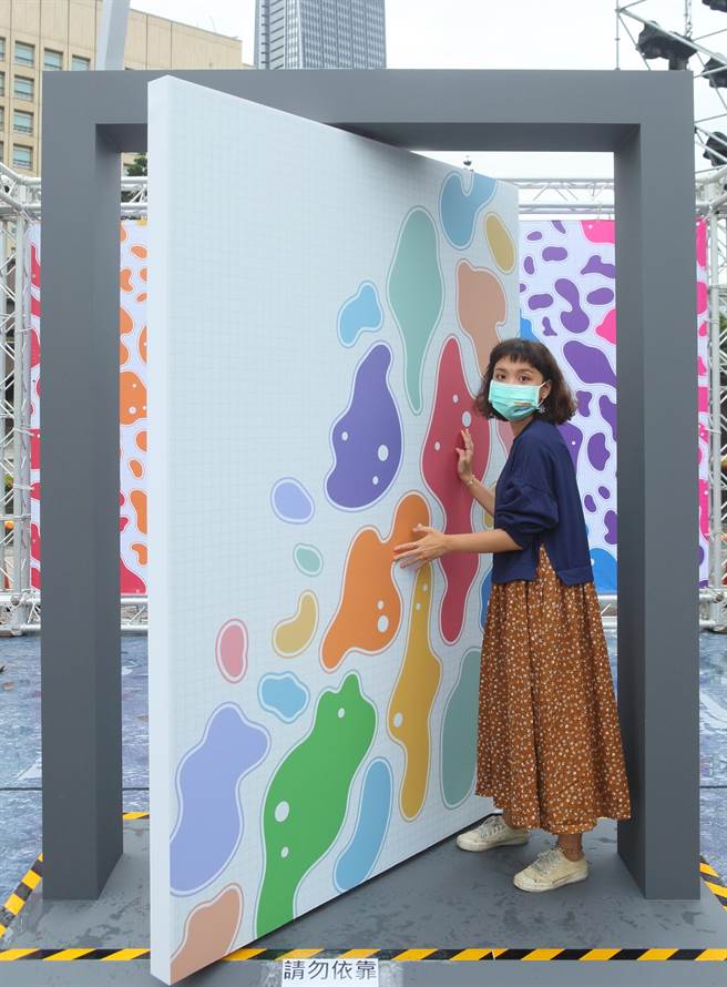 在台北市政府前南广场等地方设置打卡墙，让民眾拍照、留言。（张铠乙摄）