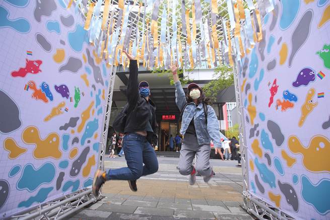 在台北新光三越A4前广场等地方设置打卡墙，让民眾拍照、留言。（张铠乙摄）