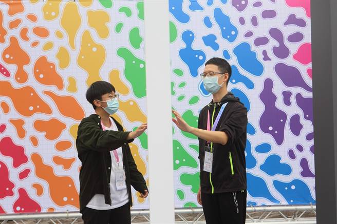 主办单位举办实体活动，在台北市政府前南广场等地方设置打卡墙，让民眾拍照、留言。（张铠乙摄）