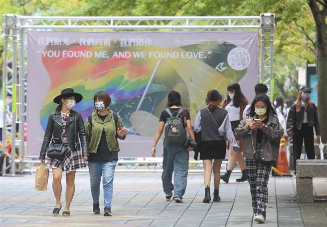 同志大游行今年因COVID-19影响首度改为线上，主办单位并举办实体活动，在台北新光三越A4前广场等地方设置打卡墙，让民眾拍照、留言。（张铠乙摄）
