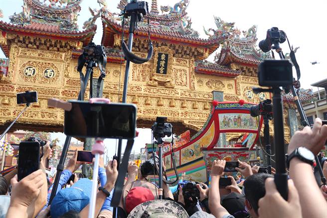 辛丑正科东港迎王30日王船遶境再掀高潮，斥资破千万、造型华丽的王船从东隆宫黄金牌楼迁出时，瞬间「赫立机群」不夸张，民眾高举相机、手机抢拍有如朝拜般震撼。（谢佳潾摄）