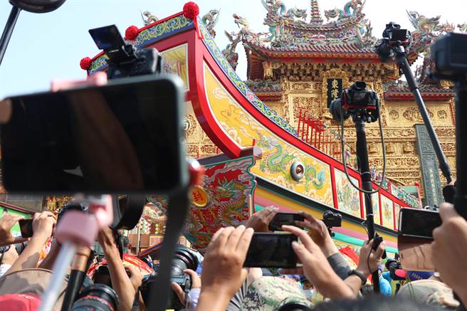 辛丑正科东港迎王30日王船遶境再掀高潮，斥资破千万、造型华丽的王船从东隆宫黄金牌楼迁出时，瞬间「赫立机群」不夸张，民眾高举相机、手机抢拍有如朝拜般震撼。（谢佳潾摄）