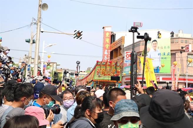 辛丑正科东港迎王30日王船遶境再掀高潮，斥资破千万、造型华丽的王船从东隆宫黄金牌楼迁出时，瞬间「赫立机群」不夸张，民眾高举相机、手机抢拍有如朝拜般震撼。（谢佳潾摄）