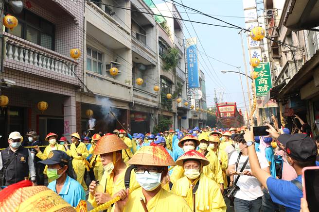 辛丑正科东港迎王30日王船遶境再掀高潮，王船陆上行舟的壮观画面，吸引不少民眾高举相机、手机抢拍。（谢佳潾摄）