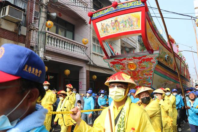 辛丑正科东港迎王30日王船遶境再掀高潮，王船陆上行舟的壮观画面，吸引不少民眾高举相机、手机抢拍。（谢佳潾摄）