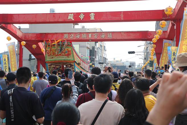 辛丑正科东港迎王30日王船遶境再掀高潮，王船陆上行舟的壮观画面，吸引不少民眾高举相机、手机抢拍。（谢佳潾摄）