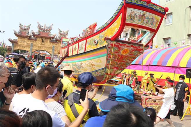 东隆宫的王船遶境一切遵循古礼，一早将王船从暂泊1年多的王船寮迁出厂后，先由七角头总理代表、道士团举办法会。（谢佳潾摄）