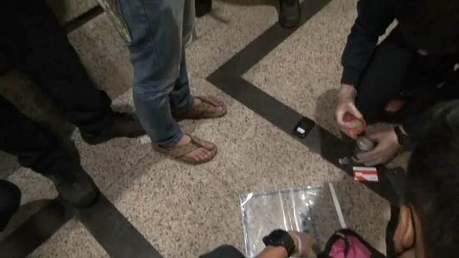 警方发现陈嫌背包内的咖啡罐暗藏玄机，打开赫然发现夹藏毒品。(翻摄照片／林郁平台北传真）