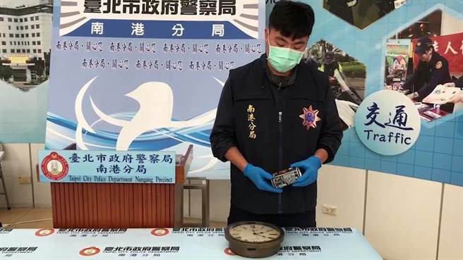 陈嫌将毒品藏放在咖啡罐及时钟内，仍难逃警方法眼。(翻摄照片／林郁平台北传真）