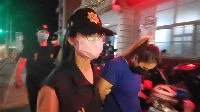 警方逮捕陈女等10名嫌犯，连夜侦讯后，依伤害致死罪嫌移送台中地检署复讯。（民眾提供／王文吉台中传真）。