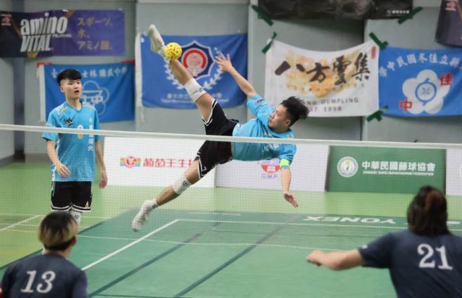 嘉南药大球员王昶颖展现飞身射球美技。(中华藤协提供)