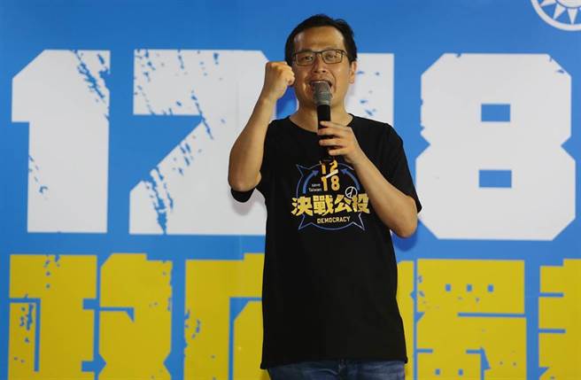 國民黨籍台北市議員羅智強30日晚間發起夜宿凱道49天活動，他在致詞時全力推動1218的公投，針對四大訴求投下同意的一票。（季志翔攝）

