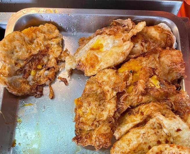 怎样才能煎出自助餐荷包蛋「外酥内半熟」的味道？内行指出，油量和火候都是关键。（摘自脸书「家常菜」）