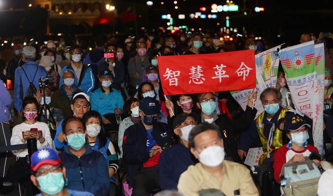 國民黨籍台北市議員羅智強30日晚間發起夜宿凱道49天，全力推動公投四大訴求的活動，吸引不少支持者到場。（季志翔攝）