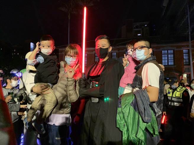 新竹市「魔幻万圣节─星际探险夜」在今晚8时登场，市长林智坚今年是扮演星际大战的「黑武士」，你猜对了吗？（陈育贤摄）