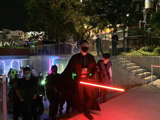 新竹市「魔幻万圣节─星际探险夜」在今晚8时登场，市长林智坚今年是扮演星际大战的「黑武士」，你猜对了吗？（陈育贤摄）