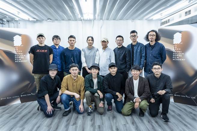 2021金馬電影學院開學大合照，後排由左至右：李麟、潘建明、莊詠翔、黃綺琳、廖慶松、林柏瑜、黃泰誠、游翰庭 前排由左至右：詹淳皓、劉晉源、丁冠濠、嚴京威、陳淦熙、陳彥宏。（金馬執委會提供）