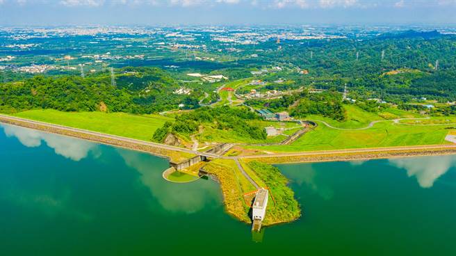 图为铜奖作品，网友一面倒认为比红衣大女孩出色许多。(图／摘自脸书)