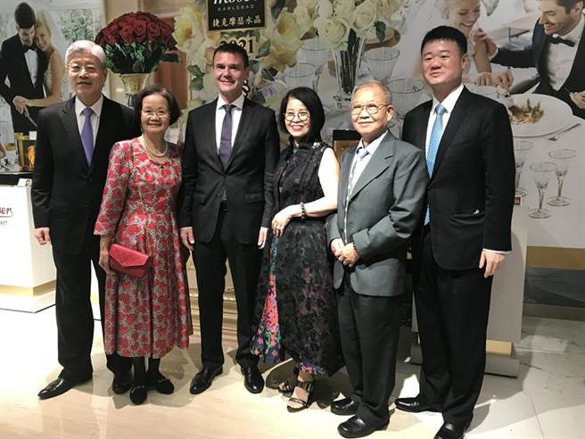 捷克驻台代表Mr. Patrick Rumlar(左三)并参加「2021捷克摩瑟水晶 恋恋摩瑟情」晚宴。（图／国裕关系企业提供）