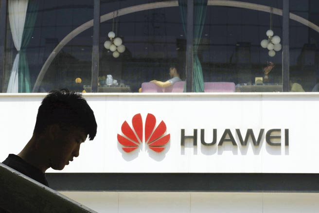 華為最新公布的2021年前三季業績，營收大幅衰退。圖／美聯社