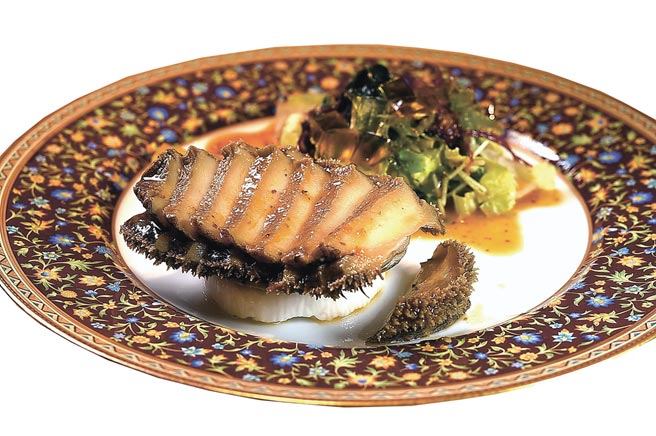 〈和風鮑魚沙拉〉鮑魚是用柴魚湯加了蠔油以中溫慢煮五小時，口感柔嫩、味道入味。圖／姚舜