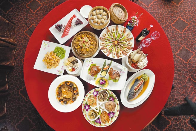 台中福华春酒尾牙每桌8,888元起福委会必收藏！愿望一次满足加码送5,000再赠全台住宿券。图／台中福华大饭店提供