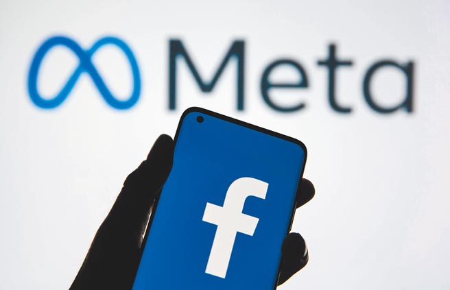 社群媒體巨擘臉書（Facebook）執行長祖克柏28日宣布公司將更名為Meta，配合重塑品牌。圖為智慧型手機上的臉書logo，背景則是新品牌logo。（路透）