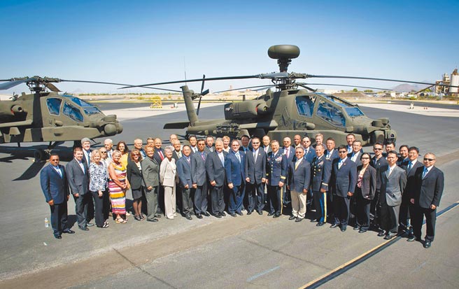 蔡英文總統證實有美軍在台協訓，美國在台協會處長孫曉雅重申，美國會致力協助台灣維持自我防衛能力。圖為2012年美國第一架阿帕契直升機運送到台灣前，於亞利桑那州的梅薩（波音工廠）進行阿帕契計畫管理審查。（摘自美國在台協會臉書粉絲專頁）