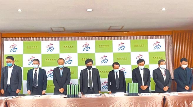 高市府29日举办城中城火灾事件行政调查报告记者会，开始前先默哀。（洪浩轩摄）