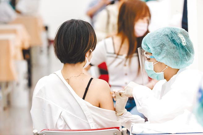 境外移入本周新增5例Delta變異株個案，其中驚見首例Delta+個案。圖為民眾接種疫苗。（郭吉銓攝）