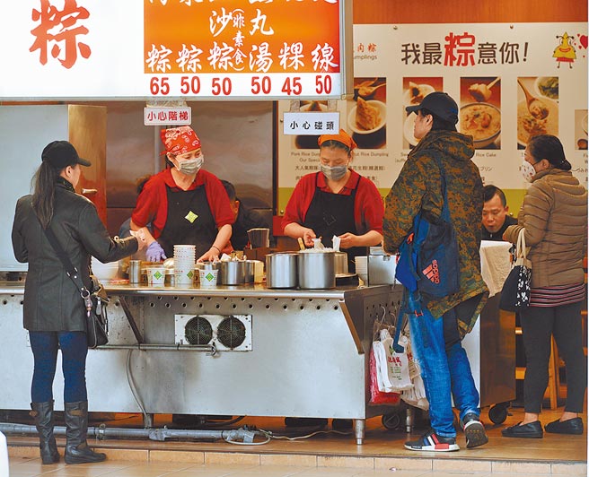 经济部昨晚邀集受疫情打击的内需产业开会，正式提出基本工资配套补贴措施。图为西门町商圈消费情形。（本报资料照片）