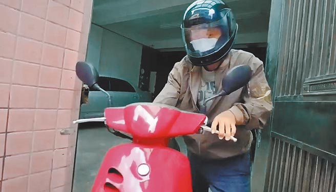 李義祥獲交保僅短短5天，昨下午從住家外出騎乘機車到法院開庭，再度遭法院羈押。（民眾提供／王志偉花蓮傳真）